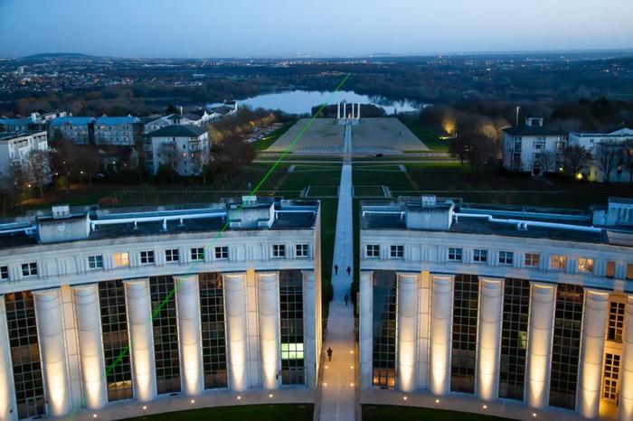 Cergy – Axe majeur – Le laser de la tour Belvédère © CACP LD